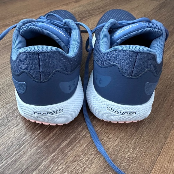 NWOT Women’s Size 8 Under Armour Charged Pursuit Navy and Peach Sneakers - Picture 3 of 5